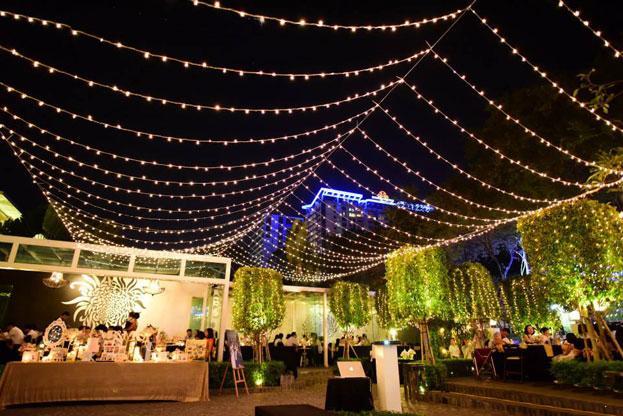 Buổi tiệc càng trở nên tuyệt vời khi được đằm chìm dưới những vì sao