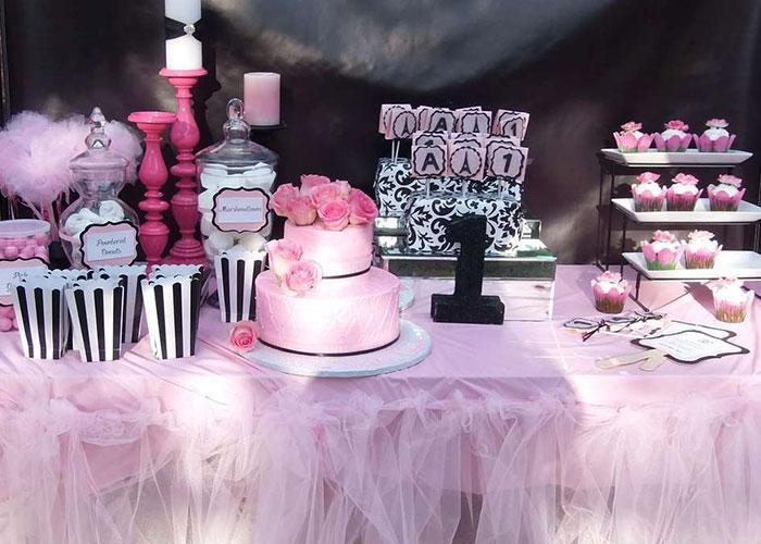 Đặt tiệc gia đình – Điểm tô cho buổi tiệc sinh nhật với sắc hồng – đen ấn tượng