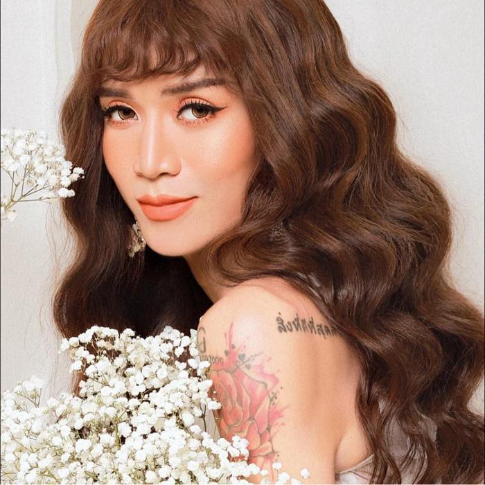 Bắt gặp Bích Phương ra về sau đêm diễn, gây chú ý vì nhan sắc 'y đúc' BB Trần?