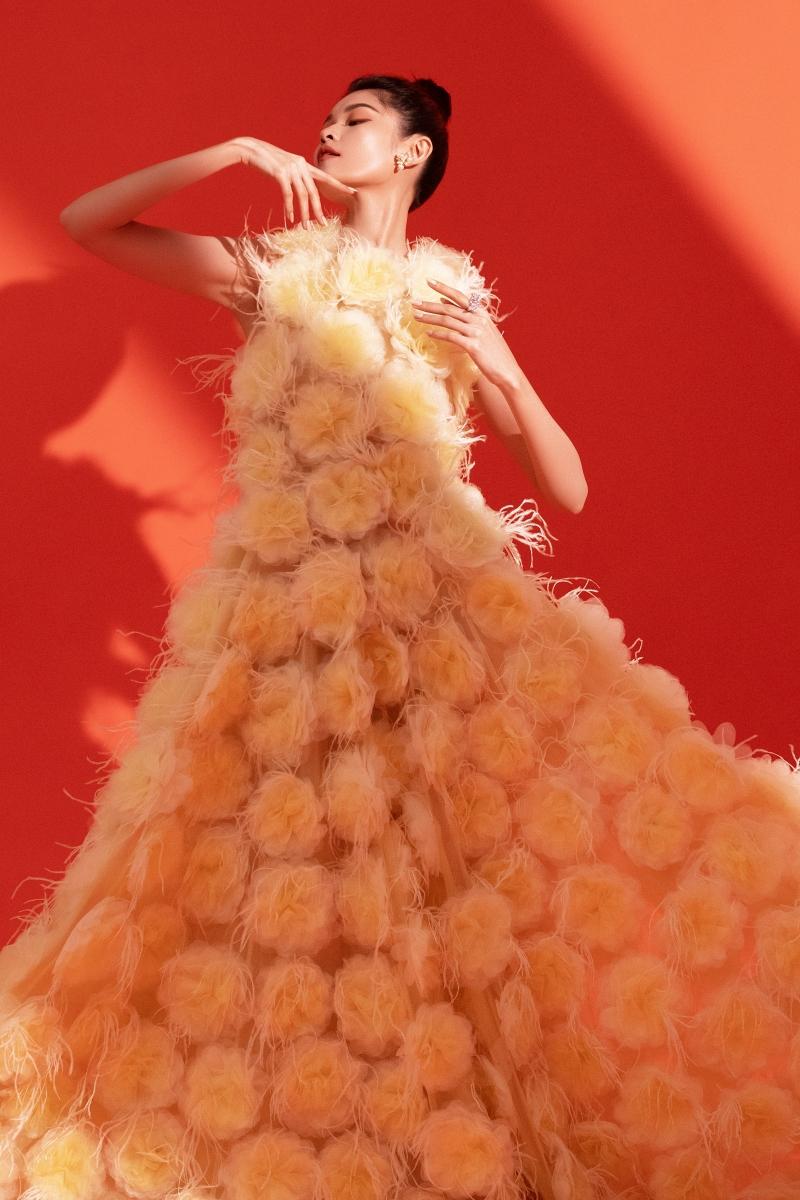 Á hậu Thùy Dung diện váy tôn đường cong