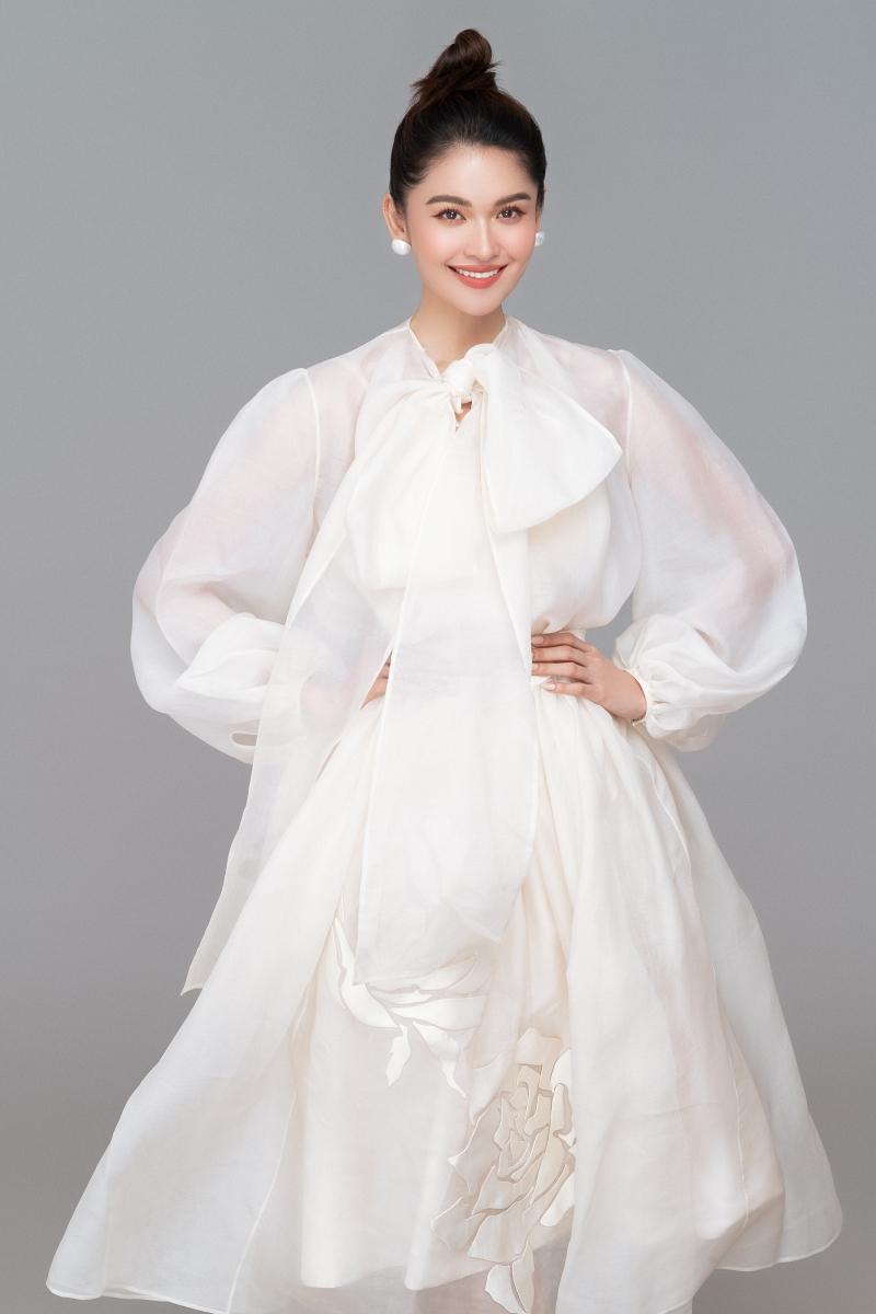 Á hậu Thùy Dung diện váy tôn đường cong