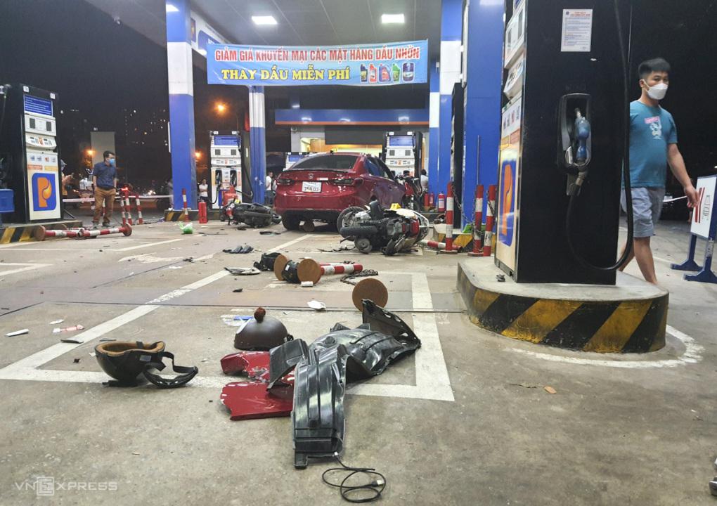 Ôtô lao vào cây xăng, 8 người bị thương