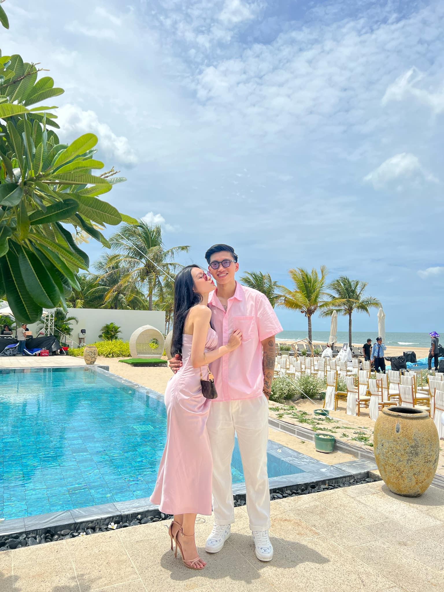 Nhan sắc xinh đẹp của bạn gái cầu thủ Đoàn Văn Hậu