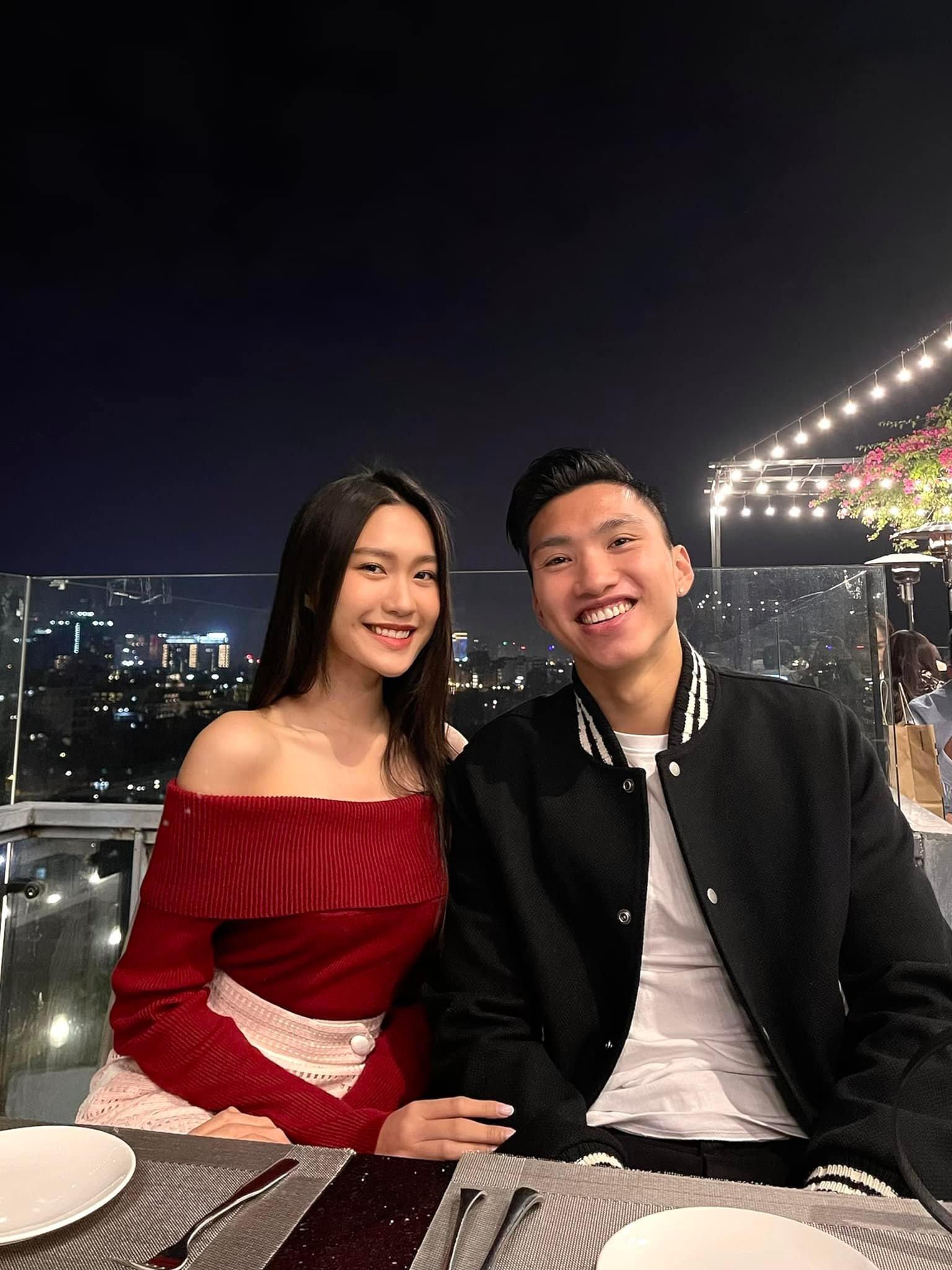 Nhan sắc xinh đẹp của bạn gái cầu thủ Đoàn Văn Hậu