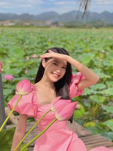 Nhan sắc xinh đẹp của bạn gái cầu thủ Đoàn Văn Hậu