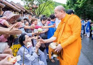 Chùa Ba Vàng bị yêu cầu gỡ video cúng dường phản cảm