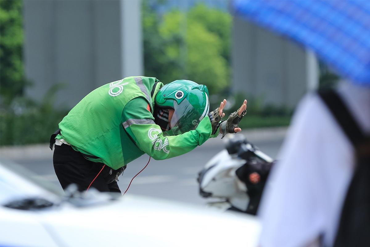 Chàng shipper phụ CSGT điều tiết giao thông giữa trời nắng nóng hóa ra là... người quen