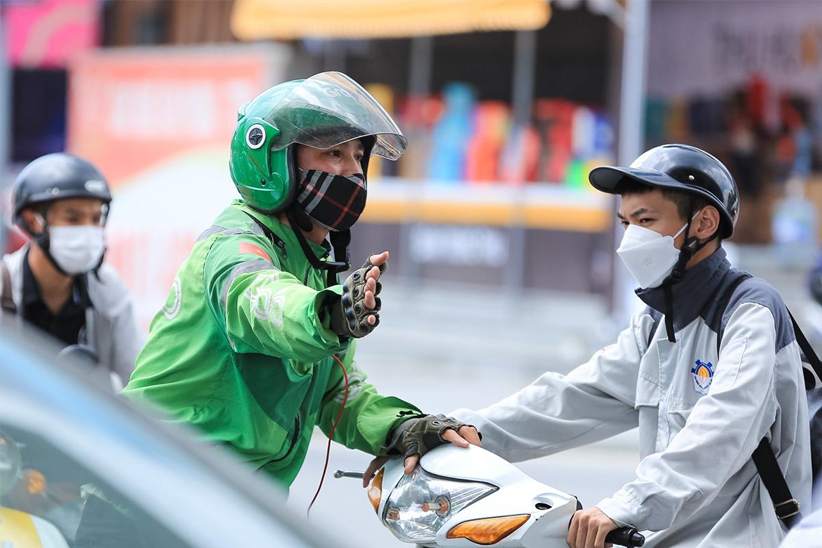 Chàng shipper phụ CSGT điều tiết giao thông giữa trời nắng nóng hóa ra là... người quen