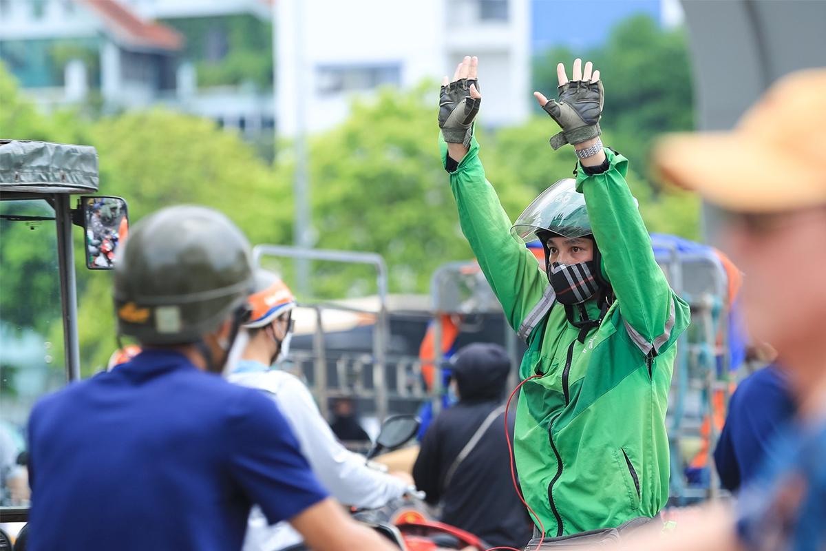 Chàng shipper phụ CSGT điều tiết giao thông giữa trời nắng nóng hóa ra là... người quen