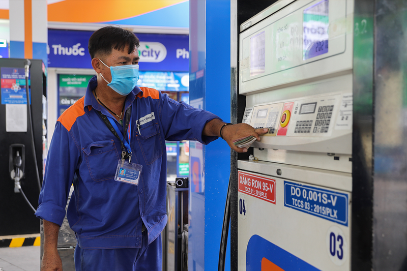 Giá xăng dầu hôm nay 30/8: Tăng giảm trái chiều